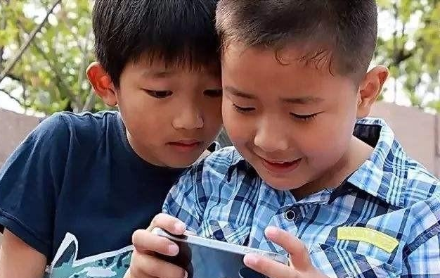 抱着孩子玩手机新闻孩子玩手机引发的悲剧-第2张图片-果博