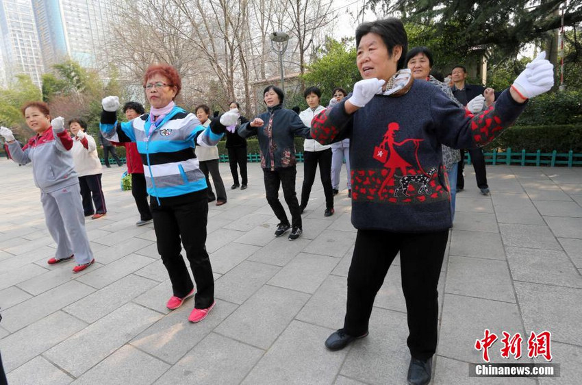 轮舞版小苹果谁唱的女声妹子把小苹果唱得如此丧心病狂-第1张图片-太平洋在线下载